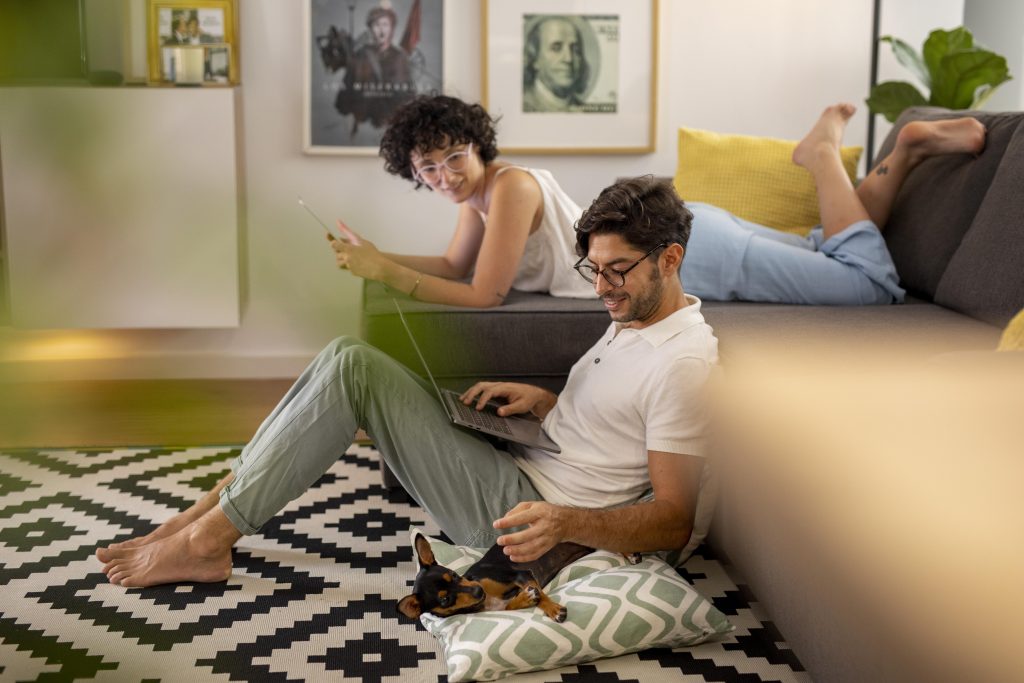 Casal em seu apartamento na Zona Leste