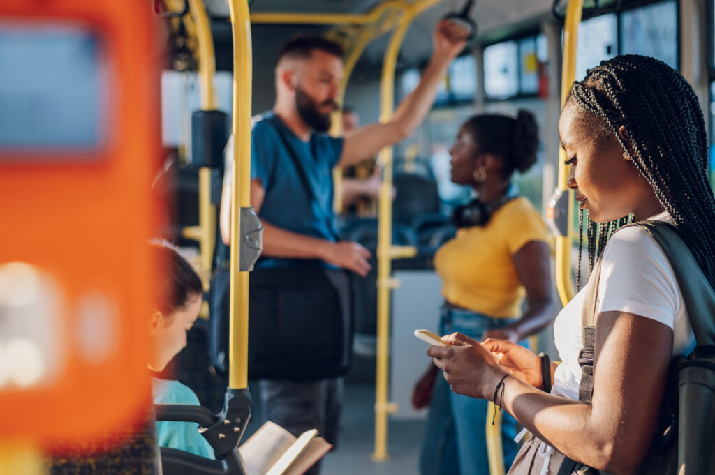 Pessoas no transporte público a caminho da estação de metrô (linha-1 Azul) Santana.