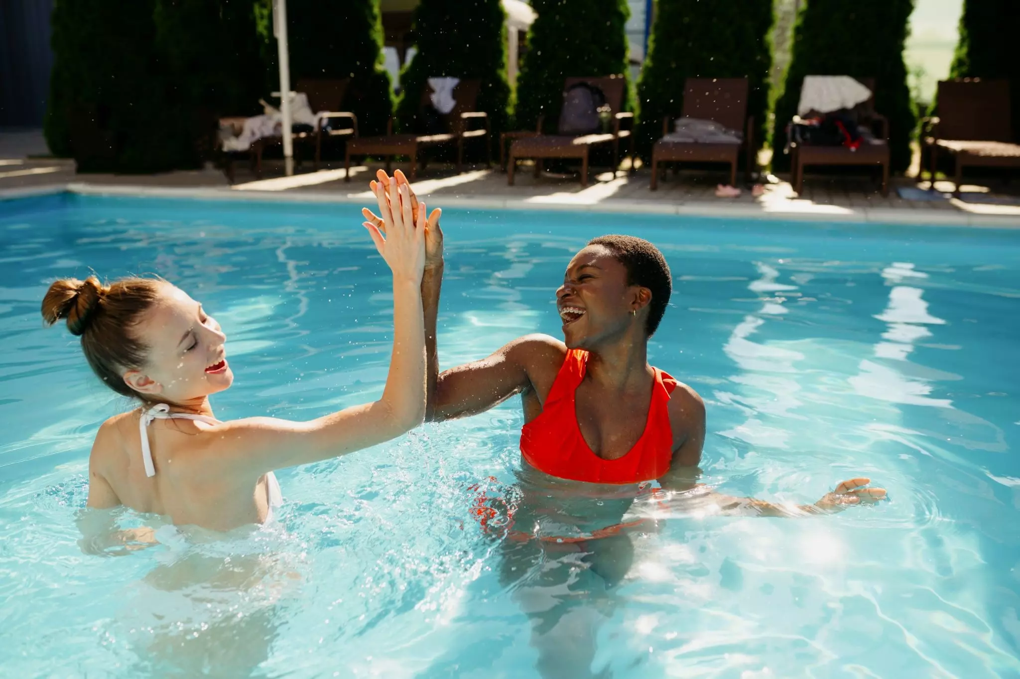 Como aproveitar a piscina do condomínio para cuidar da saúde
